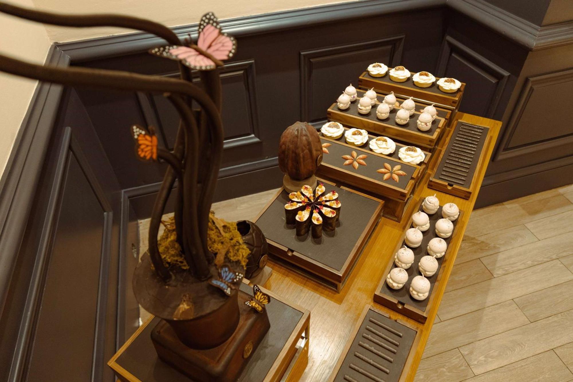 Bristol Panama, A Registry Collection Hotel Bagian luar foto A display of Japanese sweets